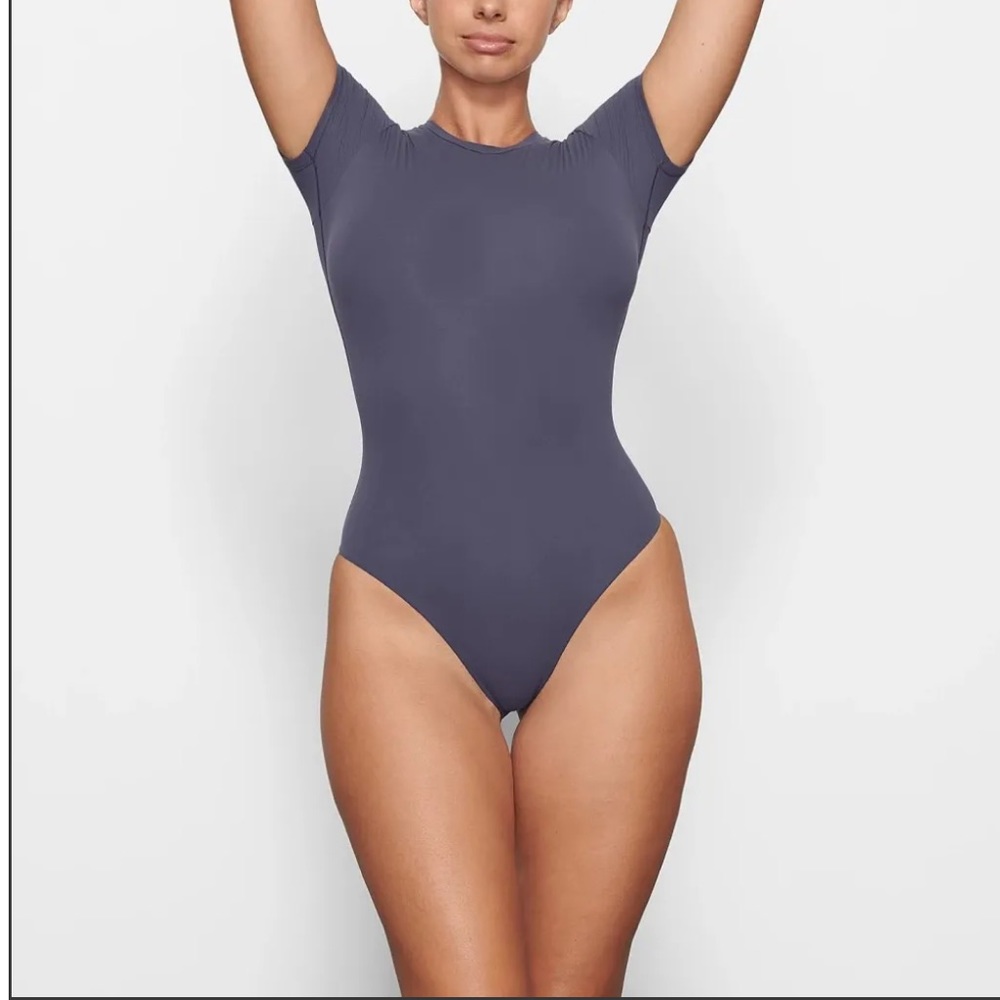SKIMS XXS FITS EVERYBODY T-SHIRT BODYSUIT! Worn once! LTE COLOR.